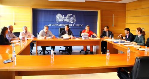 El concejal de Obras Públicas ejidense responde a UPyD que los vecinos de Almerimar no tendrán cortes en la emisión de TV en breve y verán más canales