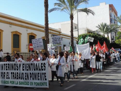 La Asociación de Interinos y Eventuales del Hospital de Poniente se ha manifestado en El Ejido para exigirle a la Junta certezas sobre su futuro laboral