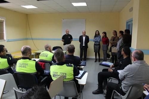 Casi una treintena de policías locales del Poniente participa en un curso sobre tiro, intervención y técnicas de detención