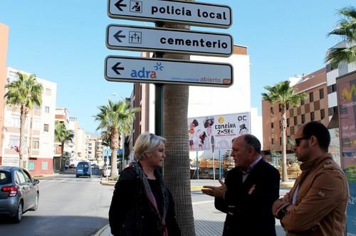 La nueva señalética comercial del Centro Comercial Abierto de Adra ya está instalada en las calles de la ciudad