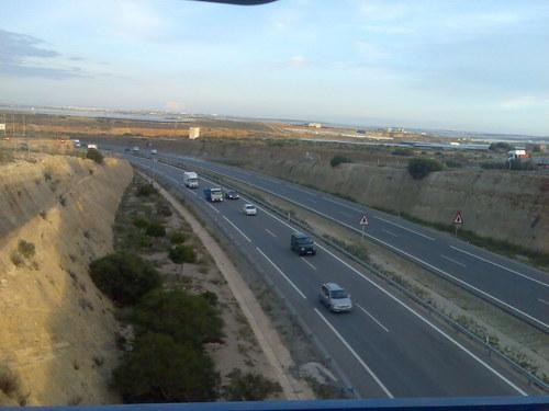 Un turismo se sale de la vía y choca contra el muro de protección de la A-7 en sentido Málaga