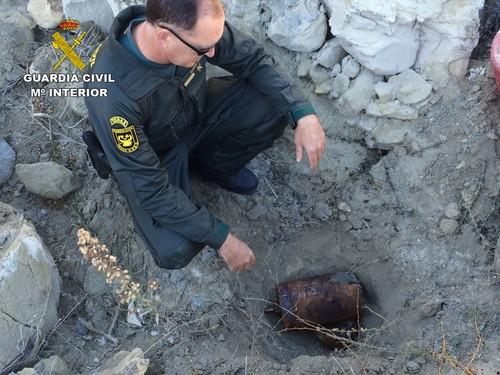 La Guardia Civil destruye, en Almerimar, una carga de profundidad de la II Guerra Mundial