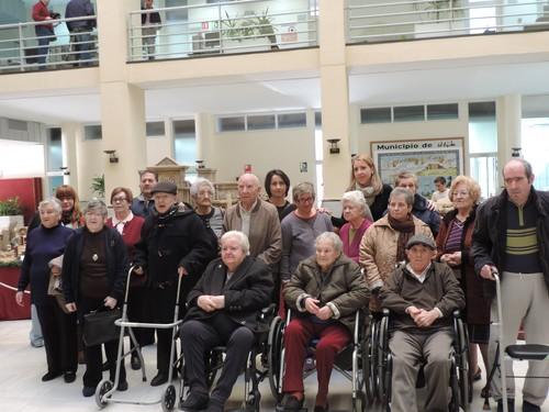 Un grupo de mayores pertenecientes a la Residencia Geriátrica 'Ciudad de El Ejido' visitan el Belén Municipal