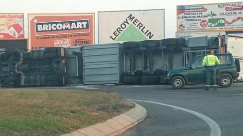 Un trailer vuelca en la rotonda del centro comercial Copo