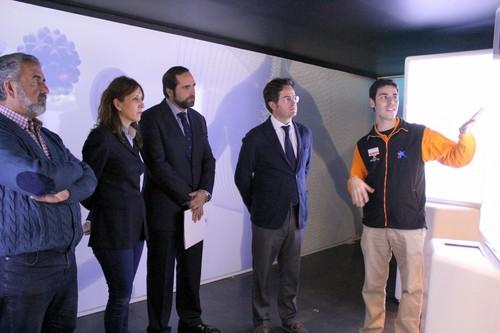 El Ayuntamiento y La Caixa acercan los avances en las tecnologías convergentes a los escolares del municipio a través de una exposición interactiva