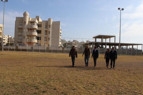 El Ayuntamiento acondiciona el campo de rugby de Almerimar con un nuevo cerramiento y la mejora de la red de riego y la iluminación