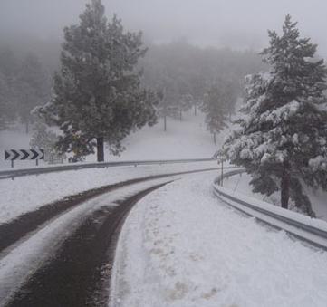 La nieve obliga a cortar la carretera AL-3102 en ambos sentidos