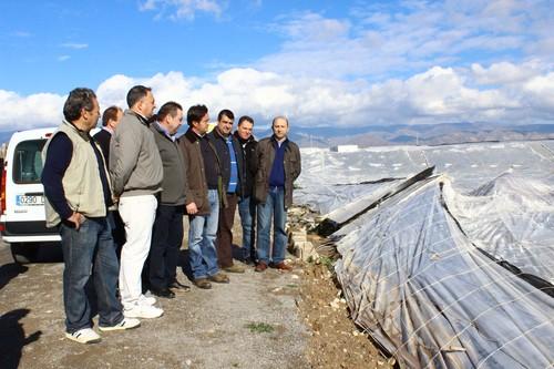 El Ayuntamiento desplaza hasta San Agustín todos los recursos disponibles para restituir cuanto antes los accesos a fincas y caminos