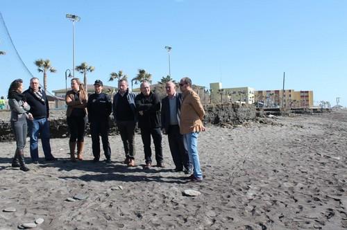 El temporal de viento deja daños en 14 kilómetros de la costa de Adra