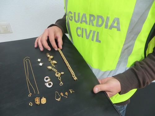 La Guardia Civil detiene a la cuidadora de una anciana a la que sustrajo joyas por valor de más de 3000€