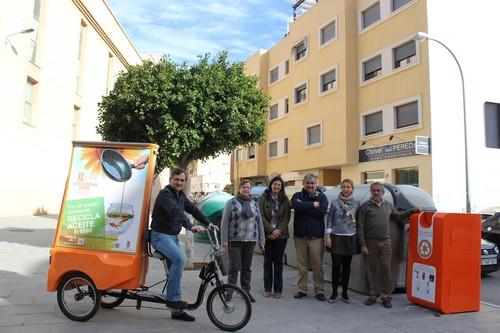 El Ayuntamiento desarrolla una campaña de comunicación para promover el reciclaje del aceite usado entre vecinos y escolares