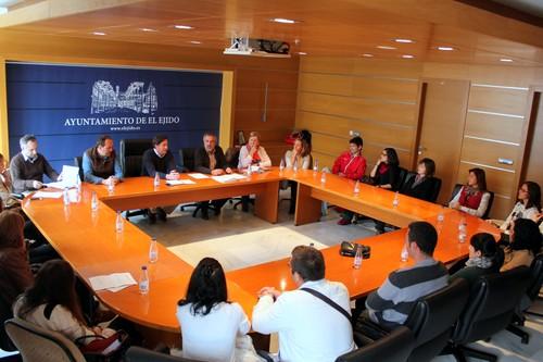 Lamentan el comportamiento irresponsable de la delegada de Educación ante la falta de soluciones para escolarizar niños en el CEIP Almerimar