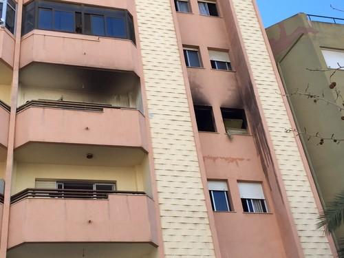 Rescatan a diez personas de un bloque por el incendio de una vivienda en El Ejido