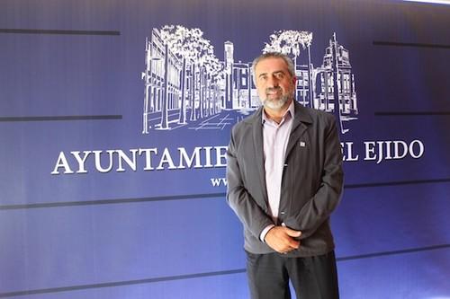 El Ayuntamiento elabora una guía comercial dirigida a los jóvenes y voluntarios del municipio que incluye a cerca medio millar de establecimientos