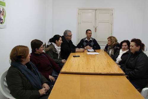 Tomás Elorrieta y José María Martín presentaron anoche el programa de Susana Díaz a la Asociación de Mujeres de Balerma