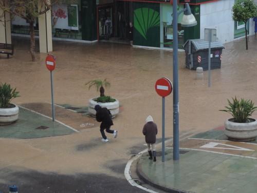 Una fuerte tromba de agua inunda las calles del municipio ejidense