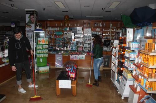 La lluvia inunda decenas de locales comerciales y viviendas en el centro de Balerma