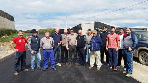 El alcalde y el concejal de Agricultura del Ayuntamiento de El Ejido supervisan el arreglo del camino Las Viñas