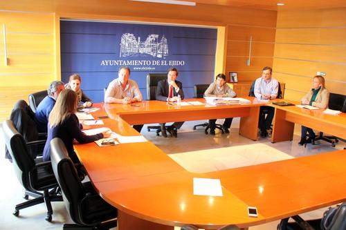 El equipo de gobierno del PP viene ahorrando en lo que va de legislatura cerca de un 50 % con las nuevas adjudicaciones de los seguros privados del Ayuntamiento de El Ejido