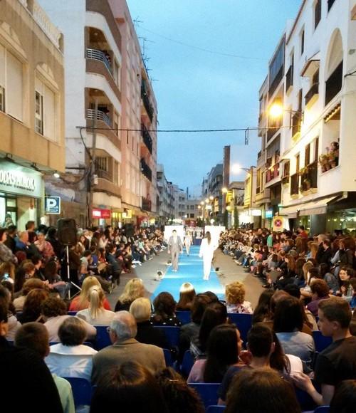 La carrera de Natalio Rivas vuelve a ser una gran pasarela de moda gracias a la Asociación de Comerciantes y el Ayuntamiento de Adra