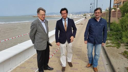 La colocación de un pretil en el Paseo de Levante de Almerimar protegerá a la zona de arrastres frente a posibles temporales