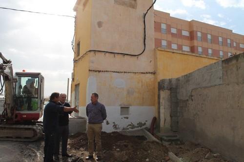 El Ayuntamiento de Adra comienza los trabajos para el traslado del transformador de la Carretera de La Alquería esquina con el Camino del Molino y su posterior derribo