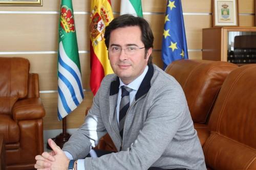 Góngora: “Vamos a sustituir las litronas por los juegos infantiles” en la Plaza Cervantes