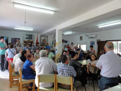 Gabriel Amat lleva a los mayores de El Solanillo y a los inmigrantes del municipio su modelo de una “Roquetas de Mar para todos”