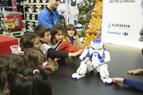 Carrefour estrena en Almería su programa de educación infantil impartido por un robot