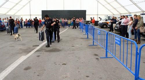 La Caseta Municipal acogió una exhibición de guías caninos de la Policía Nacional