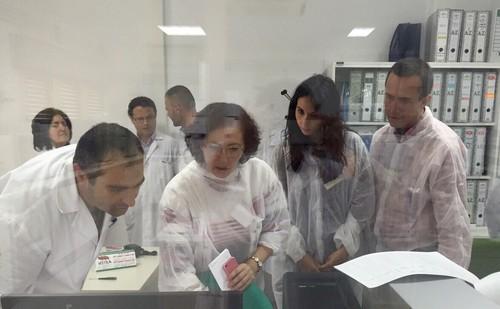 María José Lezama, número dos del PSOE de El Ejido, en el Laboratorio de Producción y Sanidad Vegetal de la Junta de Andalucía