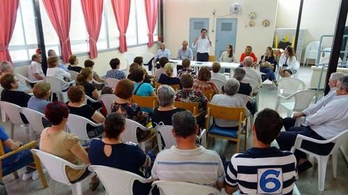 Francisco Góngora visita el Centro de Mayores de Venta Carmona