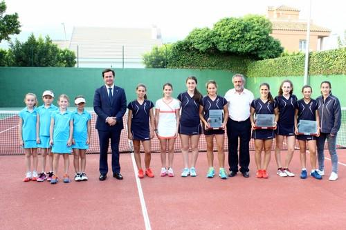 Las campeonas de Andalucía de tenis reciben la enhorabuena por parte del Consistorio ejidense