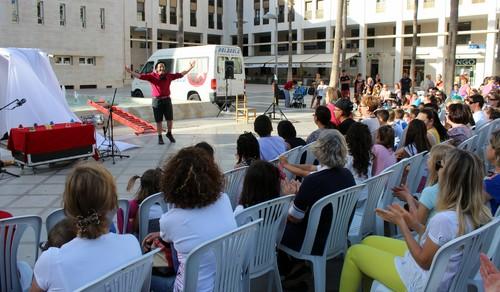 Grandes y pequeños disfrutaron del espectáculo 'Lucha' en la Plaza Mayor de El Ejido