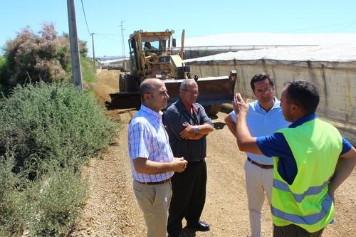 Obras en el camino de Los Pozos, en el Paraje El Llano de Matagorda, dentro I Plan Municipal de Arreglo de Caminos de El Ejido