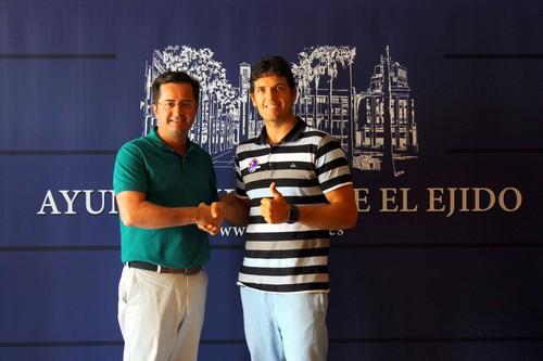 El campeón Víctor Fernández continuará promocionando por todo el mundo a El Ejido como destino para la práctica deportiva