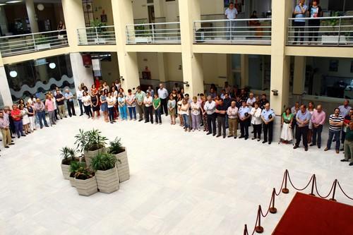 Políticos y funcionarios del Ayuntamiento de El Ejido guardan un minuto de silencio por el fallecimiento de Antonio Arenas