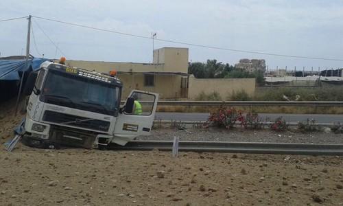 El conductor de un tráiler resulta herido al volcar el vehículo en la A7 con sentido Almería