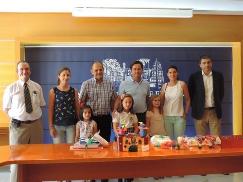 El Ayuntamiento premia la originalidad, el ingenio y el cuidado al medio ambiente de los escolares en el ‘I Concurso Escolar de Creación de Juguetes Reciclados’