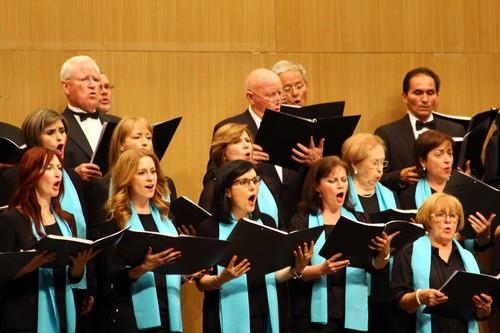 Lleno absoluto en el concierto de la Coral Lola Callejón y la Orquesta Sinfónica del Conservatorio Profesional de Música de El Ejido