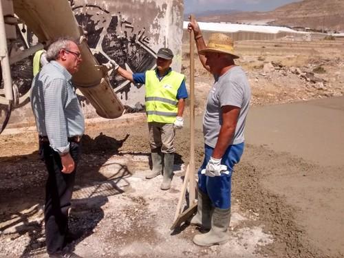 Comienzan las obras de asfaltado de otras cuatro vías agrícolas en Vícar a través del plan Encamina2 de la Junta de Andalucía