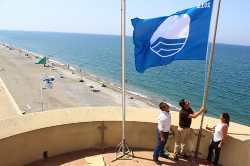 El Ejido luce desde ayer sus cinco Banderas Azules y las cuatro ‘Q de Calidad Turística’ en sus playas de Almerimar, Balerma y Guardias Viejas