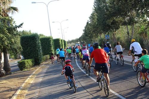 Unas 200 personas disfrutan del Día de la Bicicleta de Almerimar