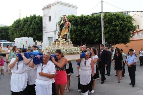 La Virgen del Carmen de las '80 viviendas' procesionó por las calles de este barrio marinero de la ciudad de Adra