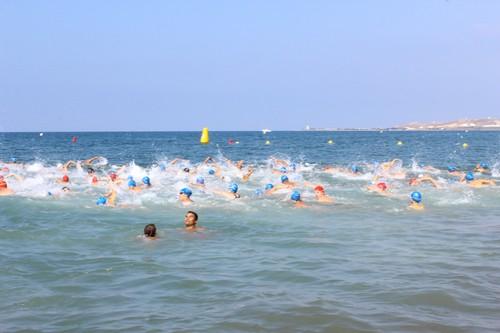 Alrededor de 250 nadadores se 'tiran' al agua de Almerimar para disputar la 'Travesía a nado'