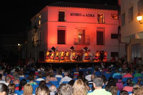 La 'Noche en Vela' congregó a cientos de abderitanos en diferentes espacios de la ciudad ofreciendo espectáculos musicales,  baile, danza, flamenco y magia.