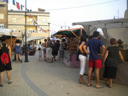 Una treintena de puestos, animación infantil y talleres demostrativos conforman el Mercado Medieval de Balerma