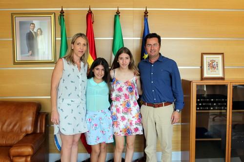 Francisco Góngora recibe a Raquel Moreno tras obtener el oro en el Campeonato de España de Atletismo en pista