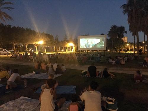 Medio millar de espectadores avalan el éxito de participación de la primera proyección de Cine de Verano en el Parque Municipal