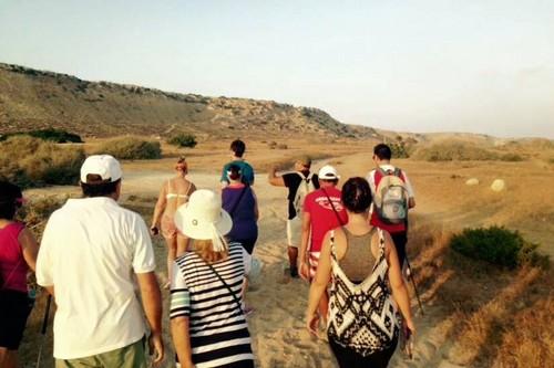 La Junta Local de Almerimar y la asociación 'El Árbol de las Piruletas' organizó una ruta de senderismo por Punta Entinas